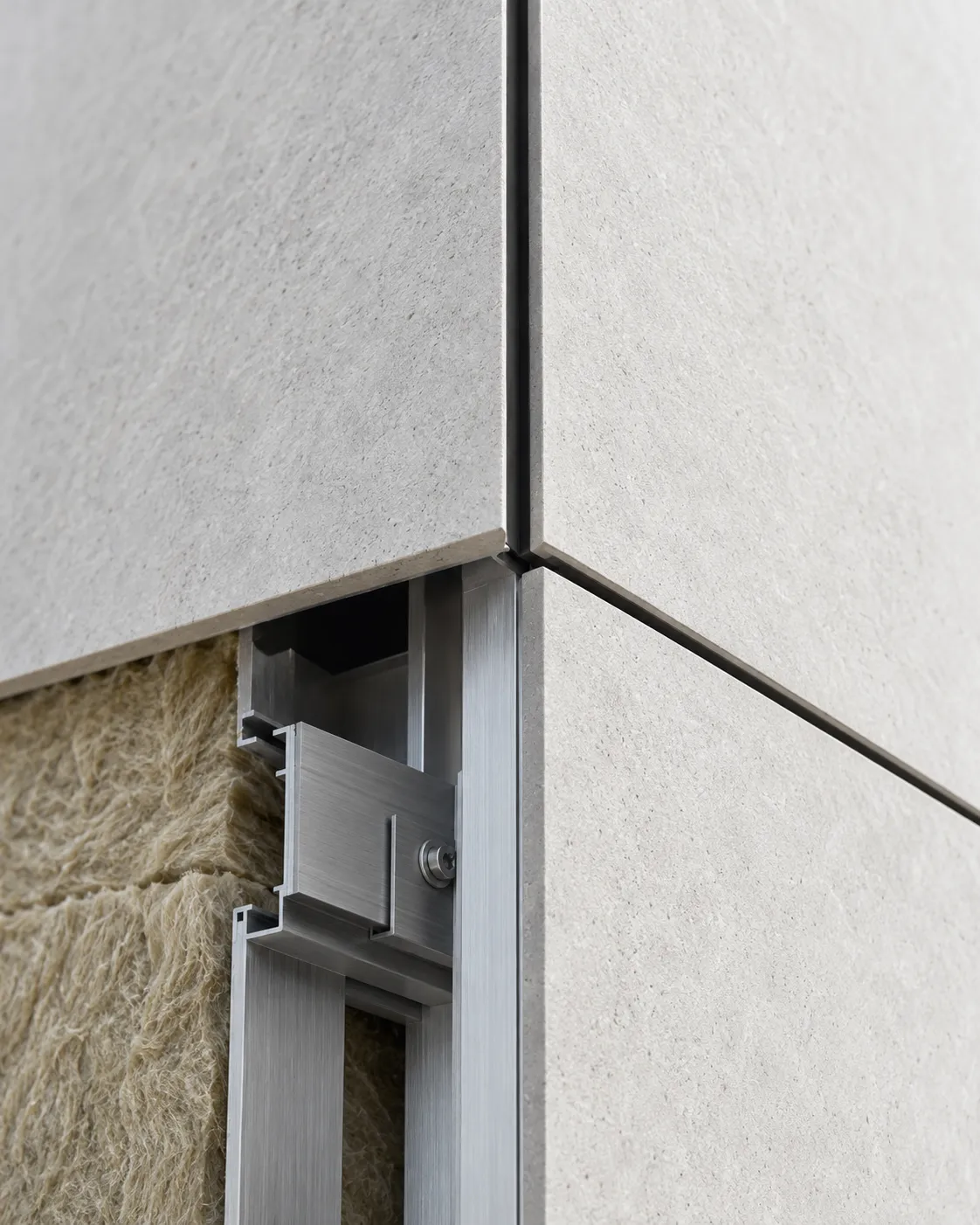 Detail einer VHF-Fassade: Plattenfuge, Aluminium-Unterkonstruktion und Dämmung